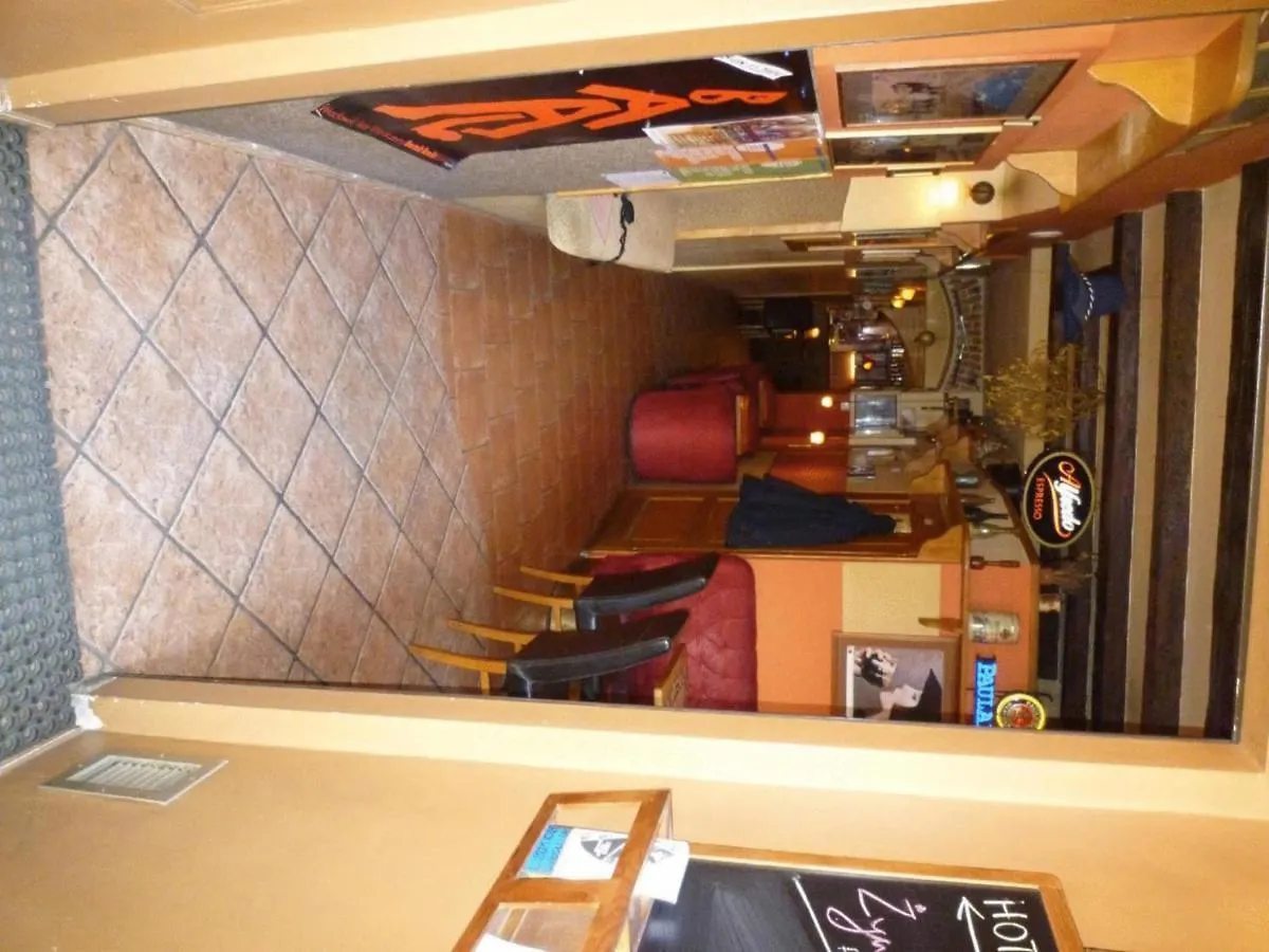 فندق مبيت وإفطار فروتسواف Academus Pub & Guest House
